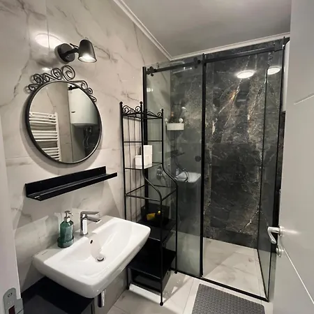 Forest Nook Free Garage بلغراد